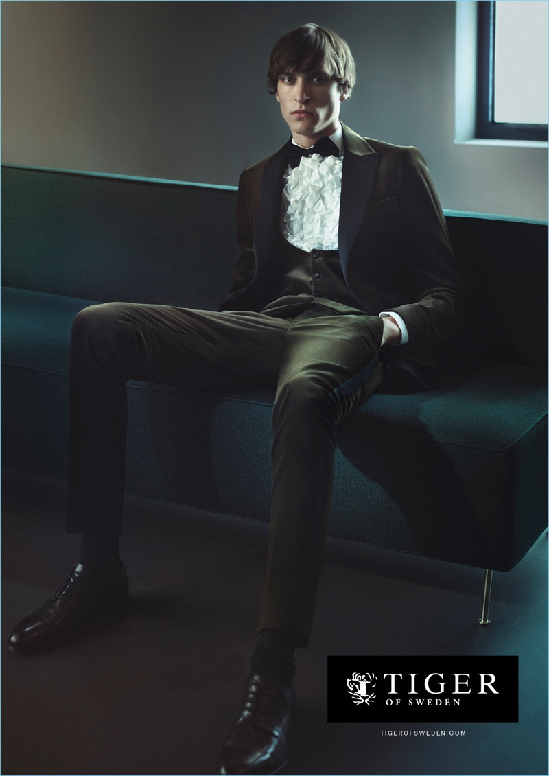Donning a ruffled shirt, Tim Dibble embraces a dandy edge for Tiger of Sweden's fall-winter 2017 campaign. » Tim Dibble Embraces Refined Cool for Tiger of Sweden Fall '17 Campaign Donning a ruffled shirt, Tim Dibble embraces a dandy edge for Tiger of Sweden's fall-winter 2017 campaign.