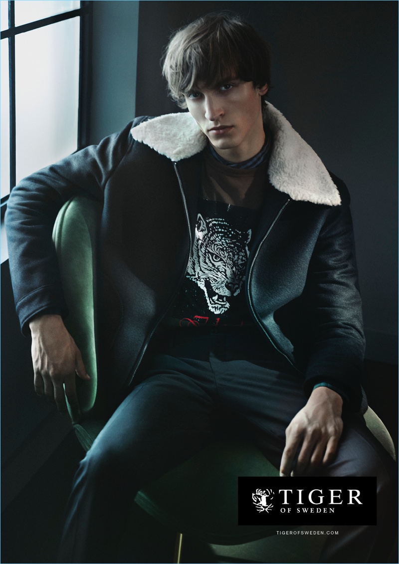 Rocking a shearling collared jacket, Tim Dibble fronts Tiger of Sweden's fall-winter 2017 campaign. » Tim Dibble Embraces Refined Cool for Tiger of Sweden Fall '17 Campaign Rocking a shearling collared jacket, Tim Dibble fronts Tiger of Sweden's fall-winter 2017 campaign.