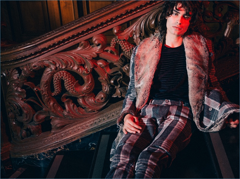 Model Quincy Saunders wears a check look from Matiere's fall-winter 2017 collection. » Matiere Delivers Sophisticated Spin on Punk Style for Fall '17 Model Quincy Saunders wears a check look from Matiere's fall-winter 2017 collection.