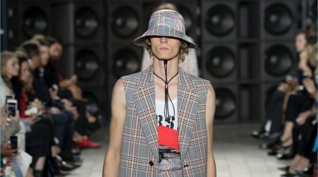 Versus Versace Reinterprets 90s NY Style for Spring '18 Collection Versus Versace Reinterprets 90s NY Style for Spring '18 Collection