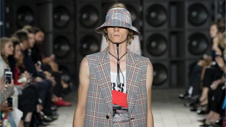 Versus Versace Reinterprets 90s NY Style for Spring ’18 Collection