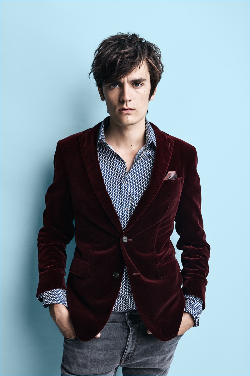 Sporting a velvet blazer, Alain-Fabien Delon stars in SAND Copenhagen's fall-winter 2017 campaign. » Alain-Fabien Delon is Chic for SAND Copenhagen Fall '17 Campaign Sporting a velvet blazer, Alain-Fabien Delon stars in SAND Copenhagen's fall-winter 2017 campaign.