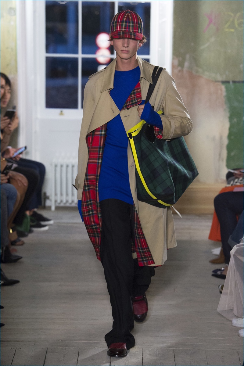 One of Burberry's cool trench coats makes it way down the runway for fall-winter 2017. » Christopher Bailey's Contemporary Take on Burberry's Iconic Trench Coat One of Burberry's cool trench coats makes it way down the runway for fall-winter 2017.