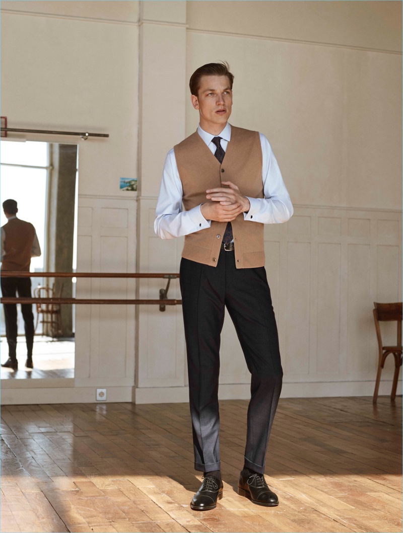Sleek tailoring and timeless pieces are front and center for De Fursac's fall-winter 2017 outing that features Hugo Sauzay. » Hugo Sauzay Models Sleek Fall '17 Classics for De Fursac Sleek tailoring and timeless pieces are front and center for De Fursac's fall-winter 2017 outing that features Hugo Sauzay.