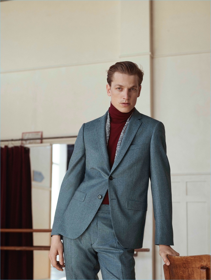Suiting up, Hugo Sauzay connects with De Fursac for fall-winter 2017. » Hugo Sauzay Models Sleek Fall '17 Classics for De Fursac Suiting up, Hugo Sauzay connects with De Fursac for fall-winter 2017.