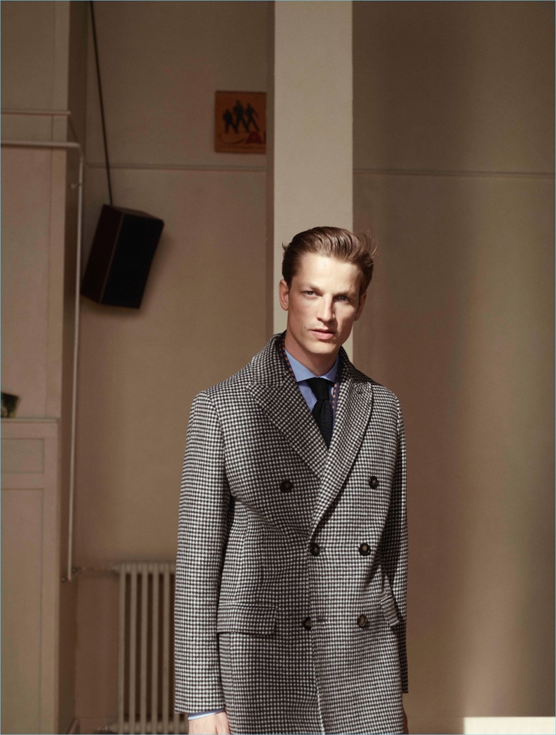 French model Hugo Sauzay wears a chic double-breasted coat from De Fursac's fall-winter 2017 collection. » Hugo Sauzay Models Sleek Fall '17 Classics for De Fursac French model Hugo Sauzay wears a chic double-breasted coat from De Fursac's fall-winter 2017 collection.
