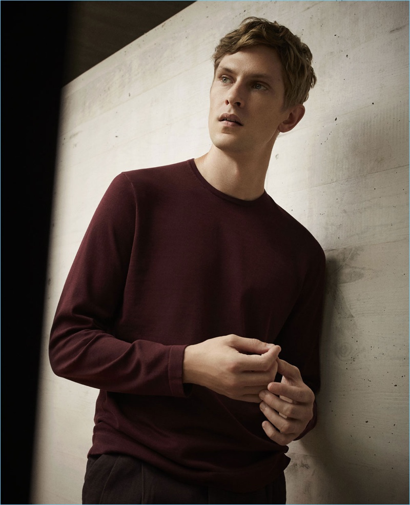 Reuniting with Massimo Dutti, Mathias Lauridsen wears a burgundy sweater.