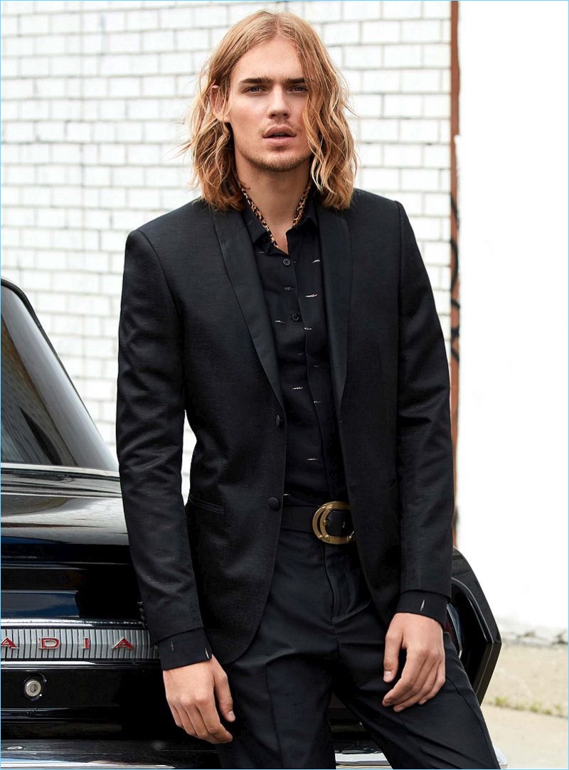 Wearing a trim black suit, Ton Heukels links up with Simons in LE 31.