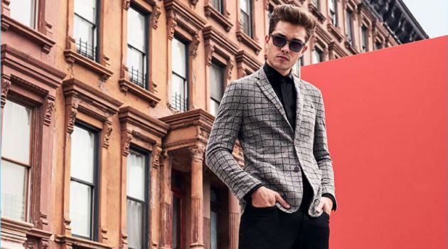 Francisco Lachowski Heads to Harlem for Vince Camuto's Fall '17 Campaign A sleek vision, Francisco Lachowski wears black and grey for Vince Camuto's fall-winter 2017 campaign.