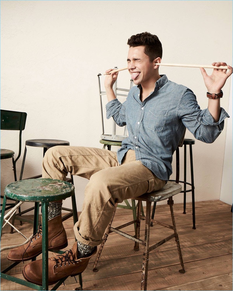 Hanging out with Fossil, Austin Mahone goofs around. » Austin Mahone Stars in Fossil Campaign, Steps Out for Macy's Event Hanging out with Fossil, Austin Mahone goofs around.