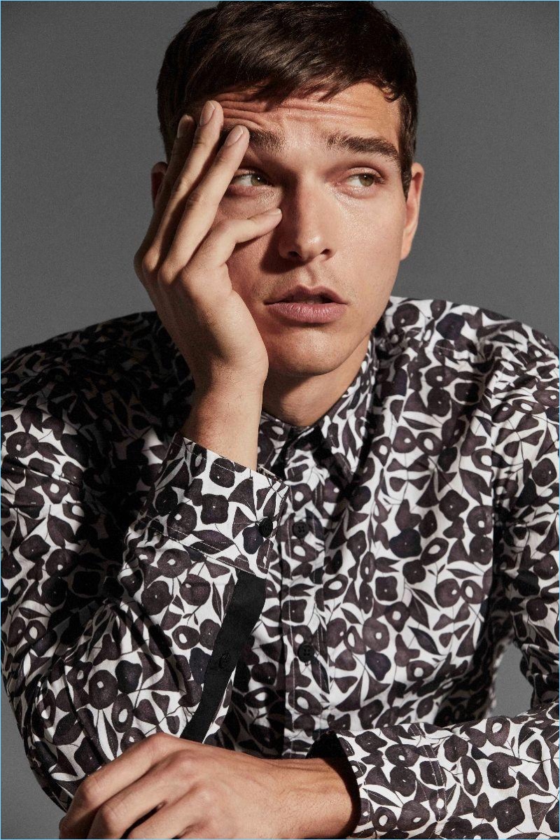 Alexandre Cunha fronts Desigual's fall-winter 2017 campaign. » Alexandre Cunha Sports Prints for Desigual Fall '17 Campaign Alexandre Cunha fronts Desigual's fall-winter 2017 campaign.
