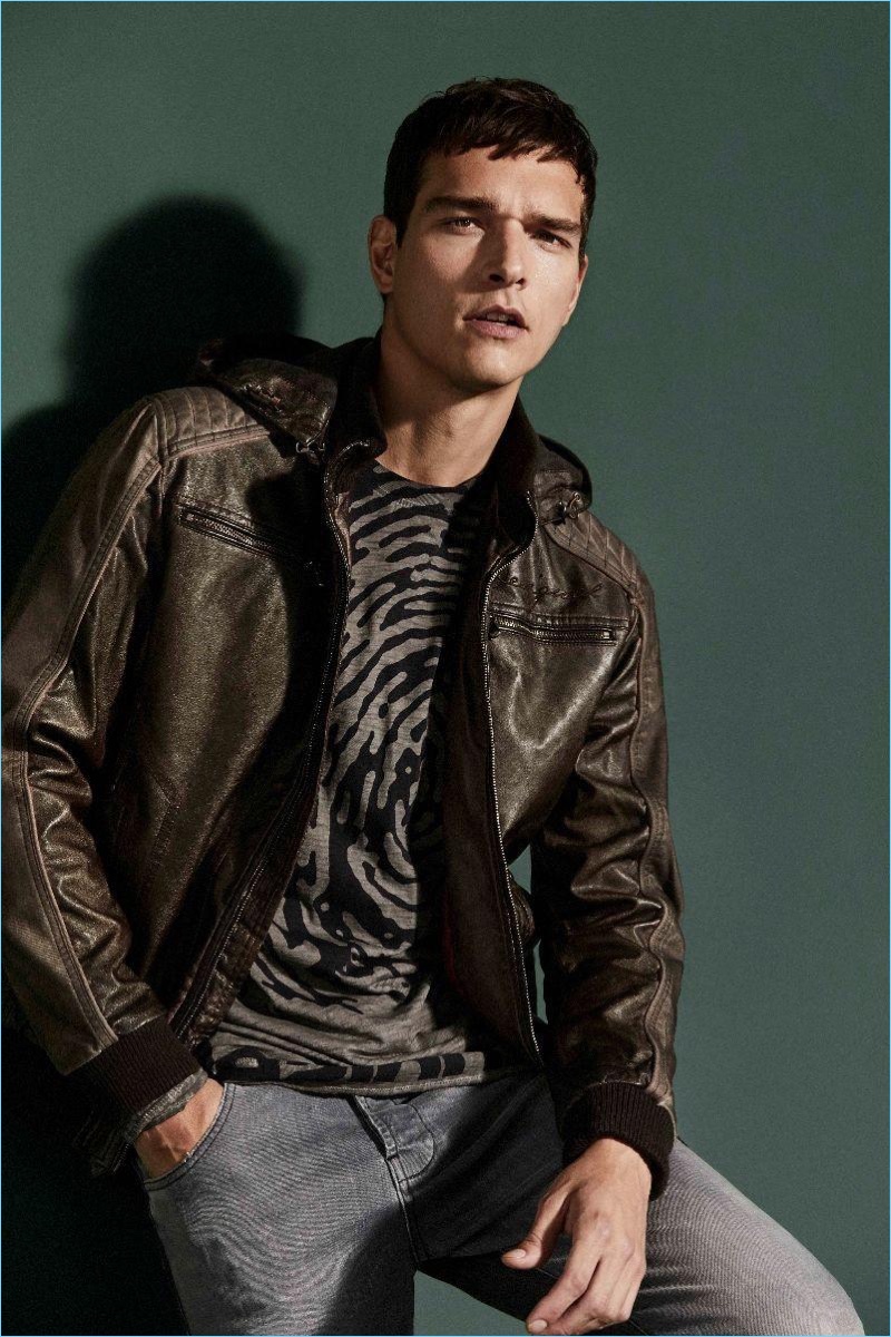 Desigual taps Alexandre Cunha as the face of its fall-winter 2017 campaign. » Alexandre Cunha Sports Prints for Desigual Fall '17 Campaign Desigual taps Alexandre Cunha as the face of its fall-winter 2017 campaign.