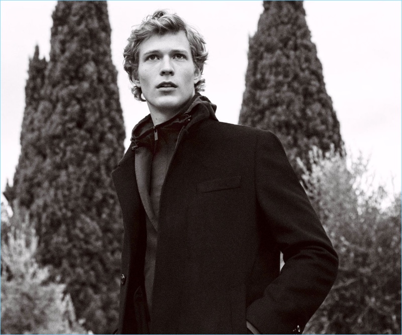 Sven de Vries models a sophisticated look from Massimo Dutti's fall-winter 2017 collection.