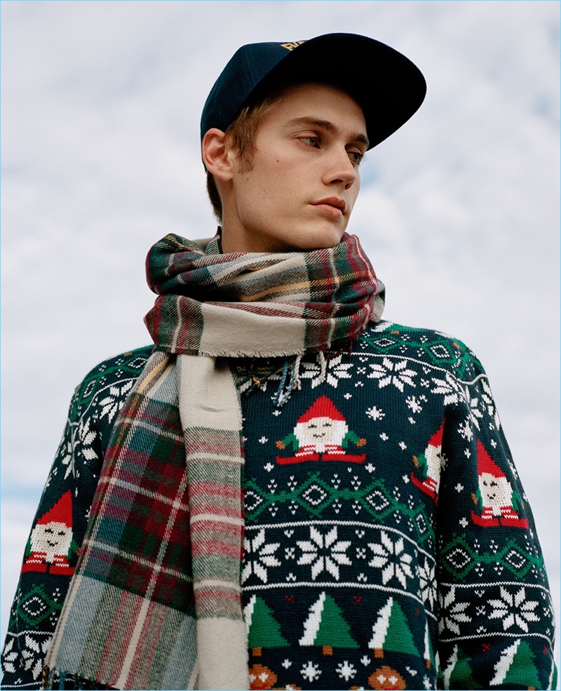 Celebrating the holidays, Neels Visser rocks a festive sweater by Pull & Bear.