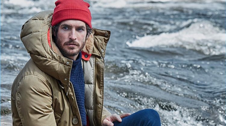 Reuniting with Simons, Justice Joslin wears a Holubar parka and Sorel boots. A red LE 31 knit beanie, navy sweater, and work socks bring Justice's outfit together.