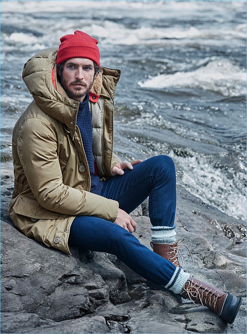 Reuniting with Simons, Justice Joslin wears a Holubar parka and Sorel boots. A red LE 31 knit beanie, navy sweater, and work socks bring Justice's outfit together.