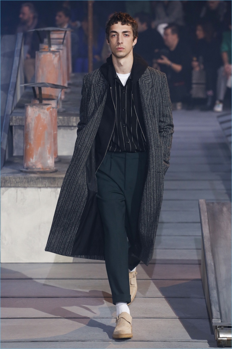AMI brings a street style-worthy cool to tweed with its fall-winter 2018 collection. » Tweed Makes a Cool Comeback for Fall '18 AMI brings a street style-worthy cool to tweed with its fall-winter 2018 collection.