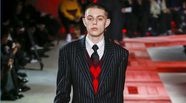 Alexander McQueen Proposes Bold Sartorial Style for Fall '18 Alexander McQueen Proposes Bold Sartorial Style for Fall '18