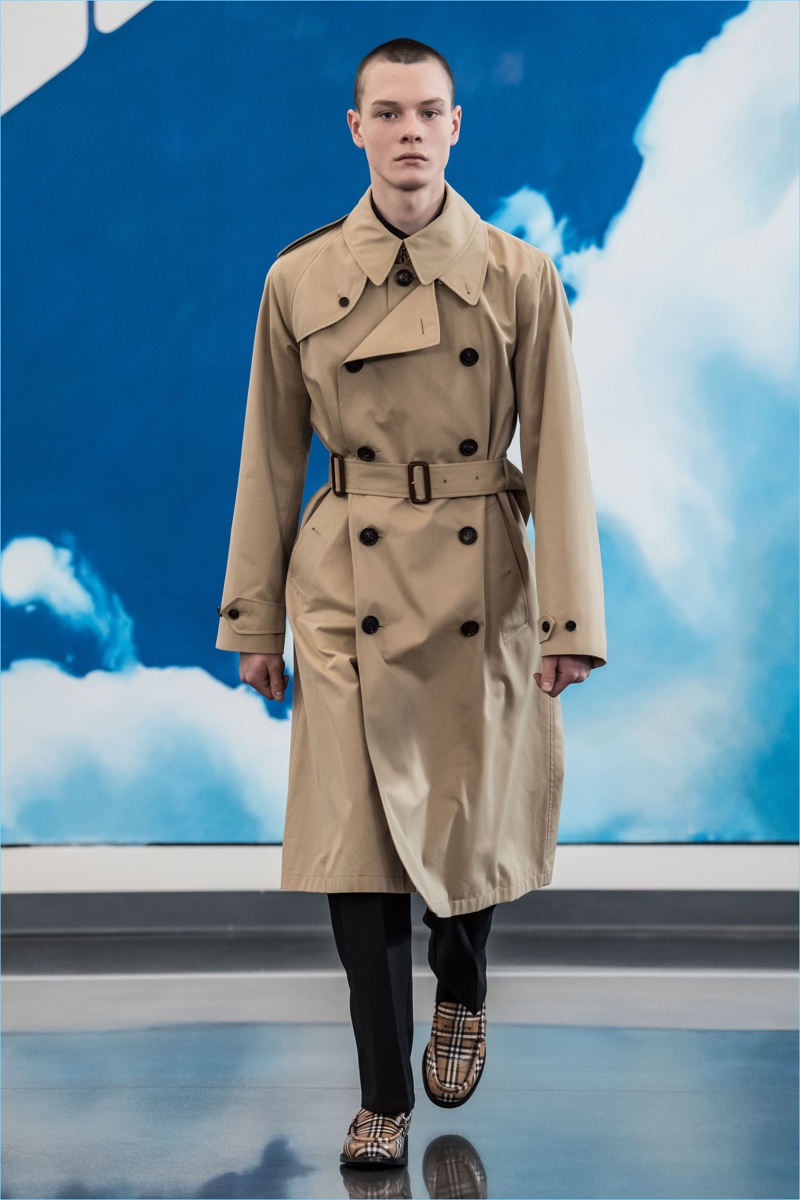 Gosha Rubchinskiy unveils a trench coat from its fall-winter 2018 collaboration with Burberry.