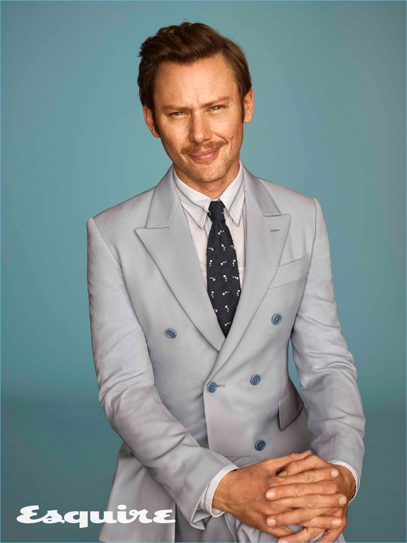 Connecting with Esquire, Jimmi Simpson wears a Stella McCartney shirt and suit with a Jupe by Jackie x Drake’s tie.