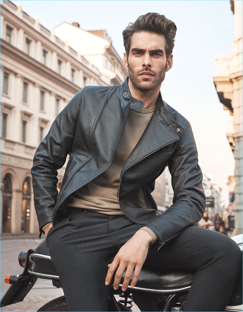 Spanish model Jon Kortajarena rocks a leather jacket for Liu Jo Uomo's spring-summer 2018 campaign. » Jon Kortajarena Fronts Liu Jo Uomo Spring '18 Campaign Spanish model Jon Kortajarena rocks a leather jacket for Liu Jo Uomo's spring-summer 2018 campaign.