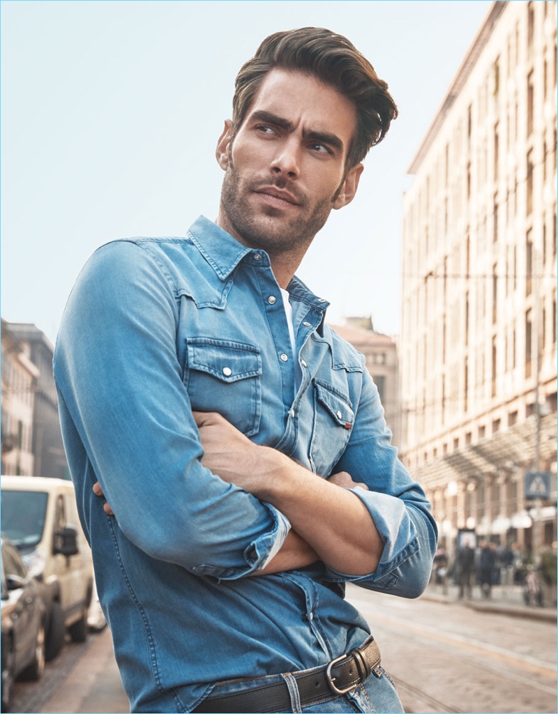 Sporting a denim shirt, Jon Kortajarena appears in Liu Jo Uomo's spring-summer 2018 campaign. » Jon Kortajarena Fronts Liu Jo Uomo Spring '18 Campaign Sporting a denim shirt, Jon Kortajarena appears in Liu Jo Uomo's spring-summer 2018 campaign.