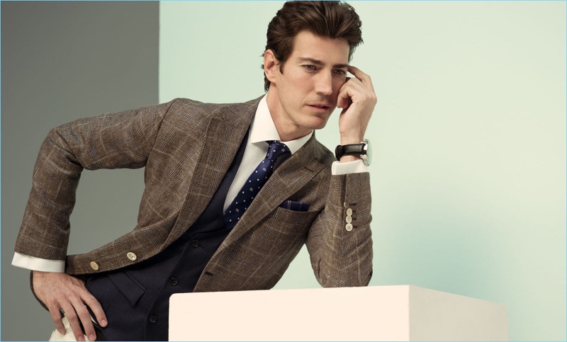 A sartorial vision, Oriol Elcacho connects with Pedro del Hierro for spring-summer 2018.