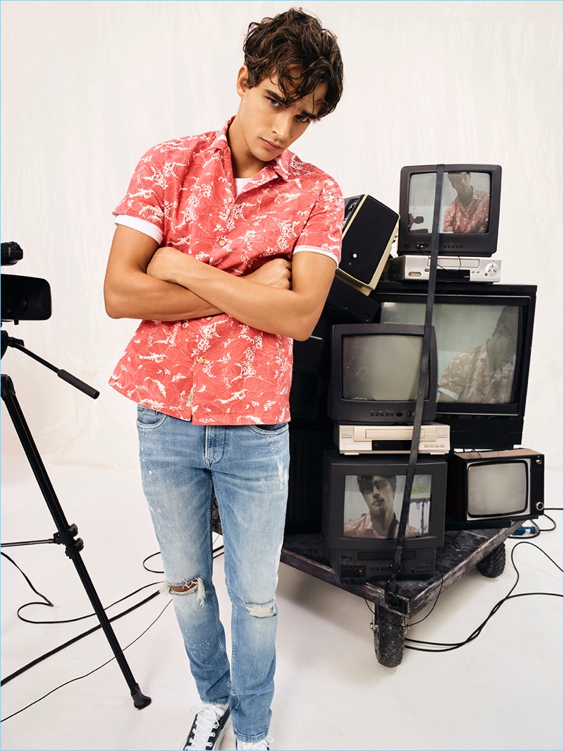 Sporting a patterned shirt, Pepe Barroso fronts Pepe Jeans' spring-summer 2018 campaign.