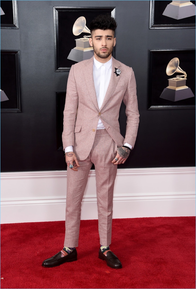 Attending the 2018 Grammy Awards, Zayn Malik wears a pink Richard James suit.