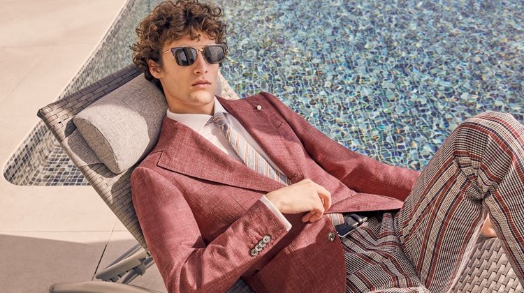Relaxing poolside, Marçal Taberner dons tailoring from Luigi Bianchi Mantova's spring-summer 2018 collection.