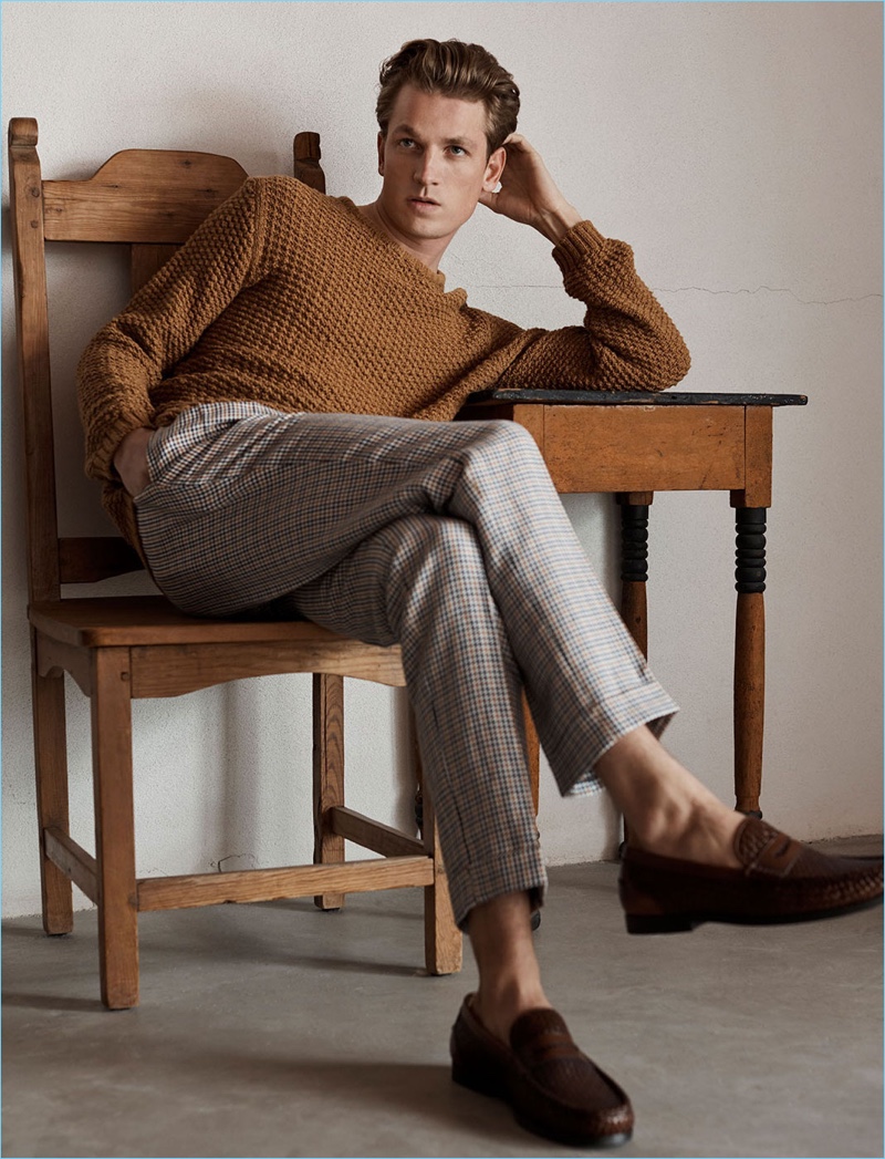 Il modello francese Hugo Sauzay appare nella campagna primavera-estate 2018 di Massimo Dutti.