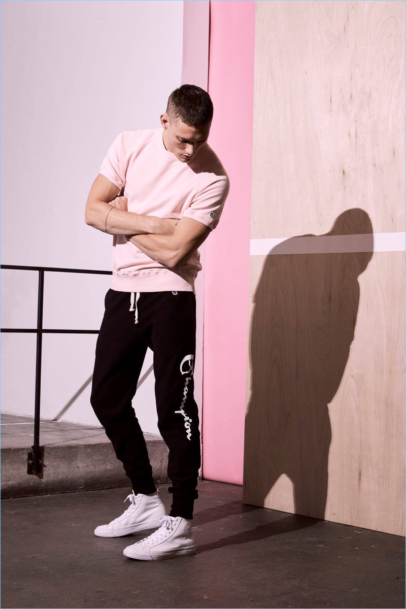 Model William Los sports Todd Snyder x Champion logo sweatpants and a short-sleeve sweatshirt.