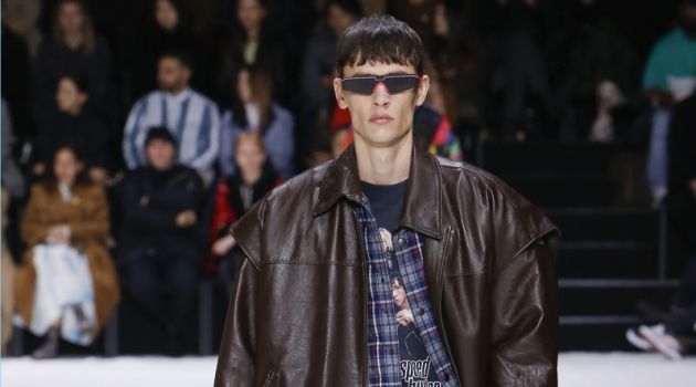 Balenciaga Mixes Tailoring & 90s Nostalgia for Fall '18 Collection Balenciaga Mixes Tailoring & 90s Nostalgia for Fall '18 Collection