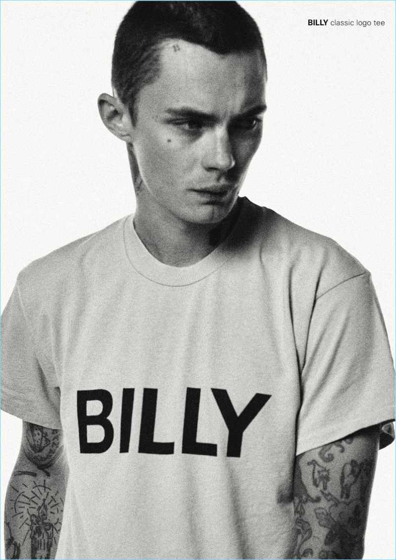 Model Simon Kotyk wears a logo t-shirt from BILLY.