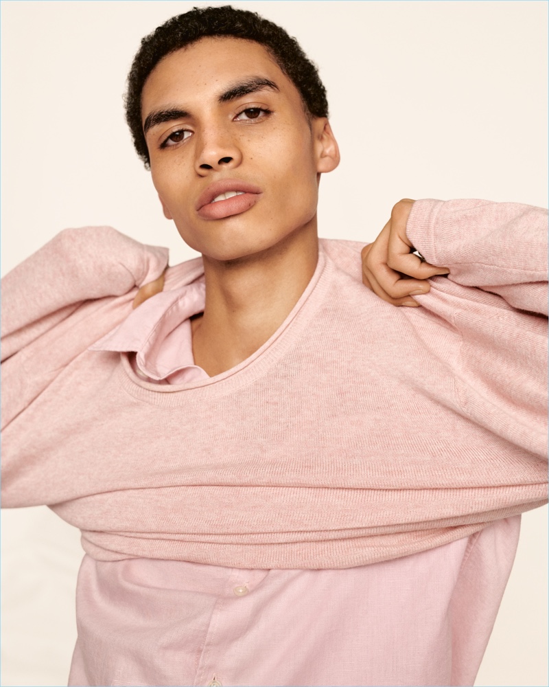 Sol Goss sports a Gap pullover crewneck sweater in linen.