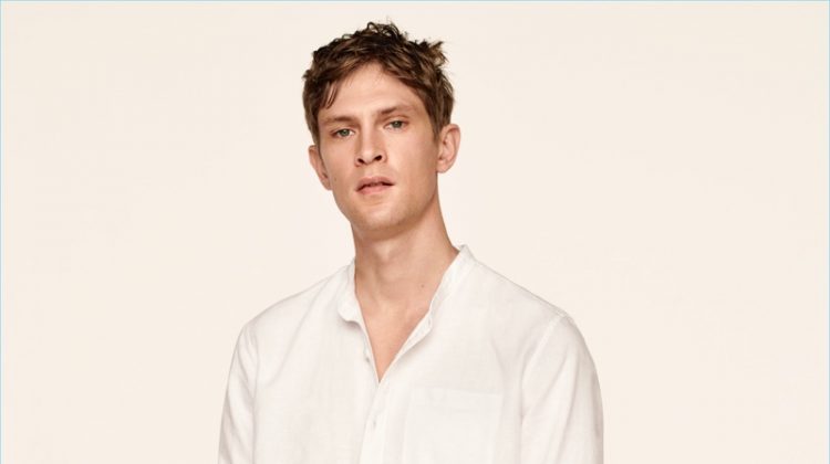 Mathias Lauridsen dons a Gap standard fit shirt in pure linen.