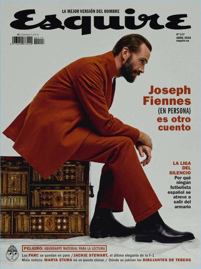 Joseph Fiennes covers the April 2018 issue of Esquire España.