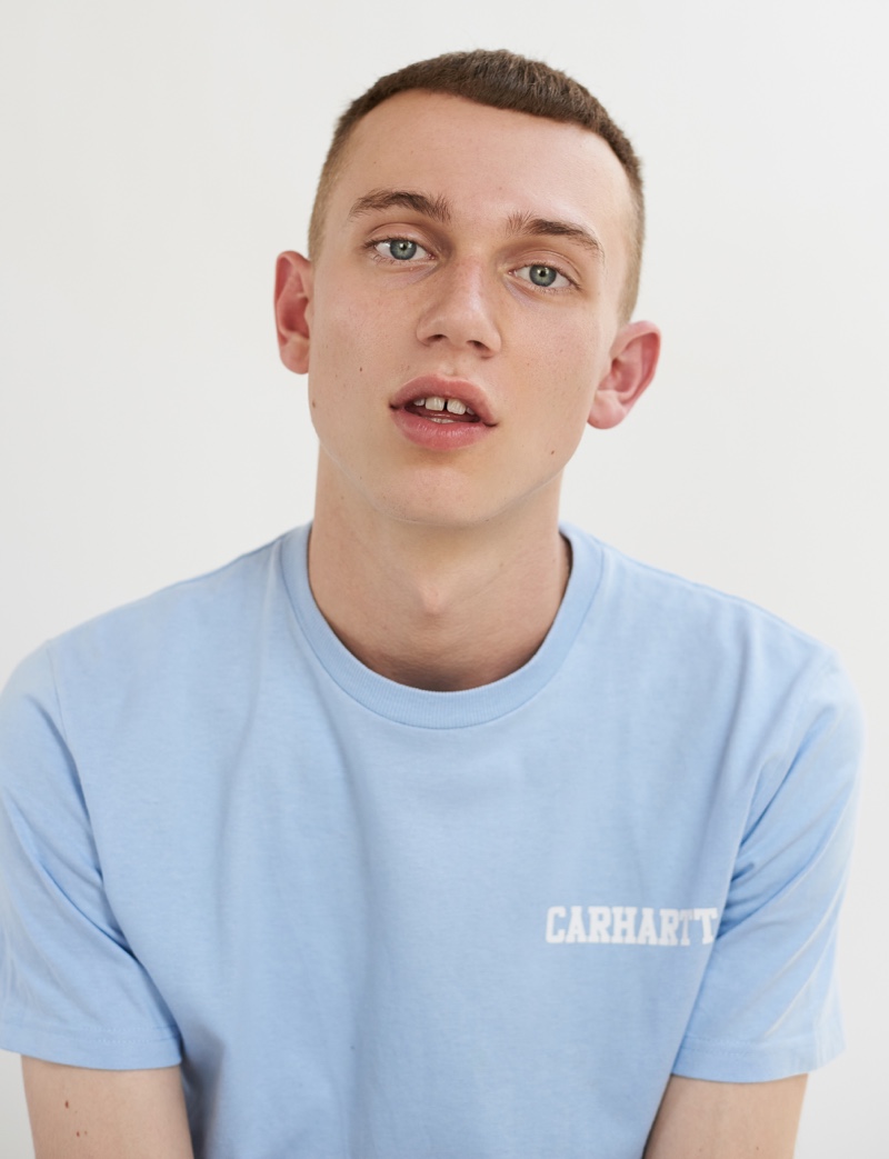 Ruben wears t-shirt Carhartt.