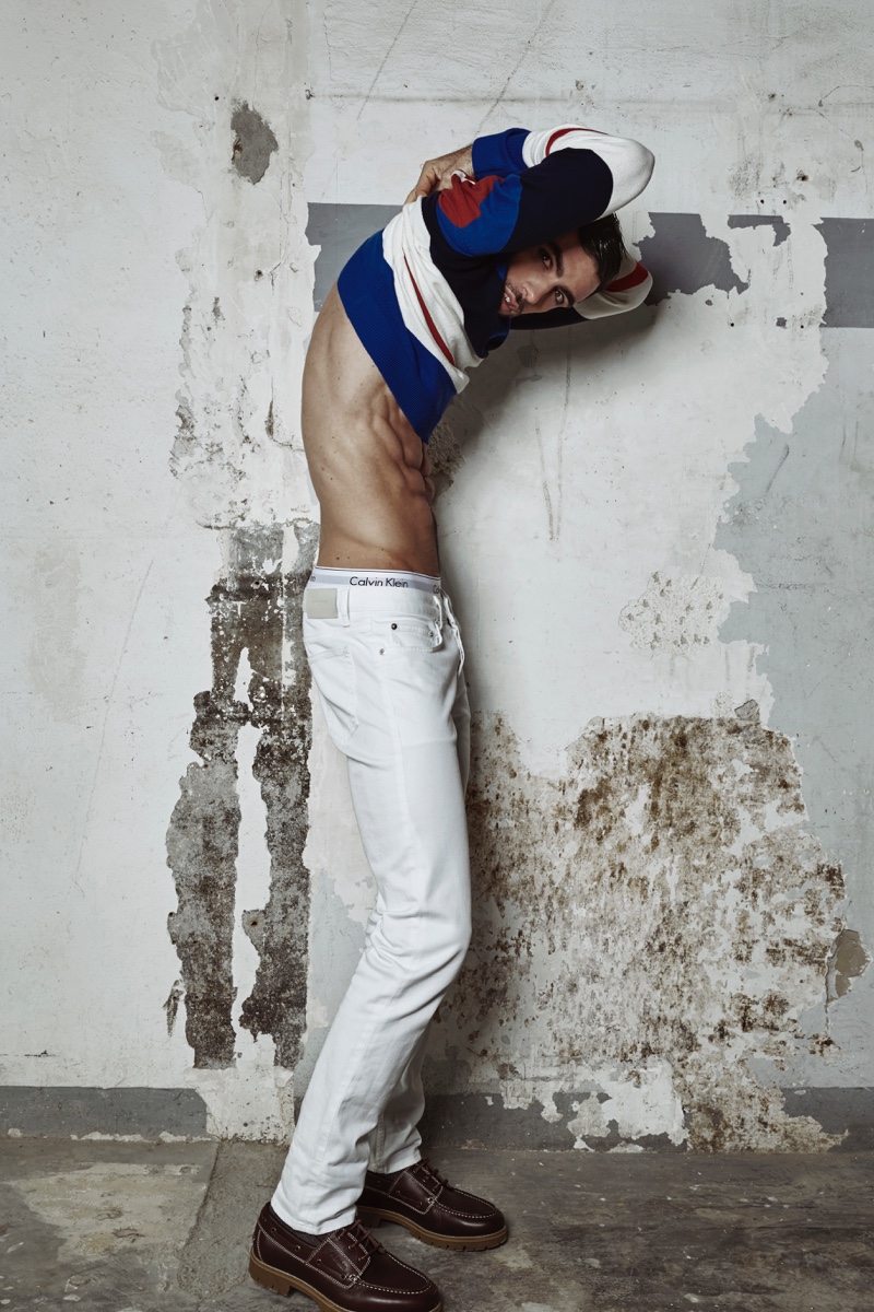 Carlos wears white jeans Sandro, underwear Calvin Klein, striped pullover and leather sneakers Tommy Hilfiger.