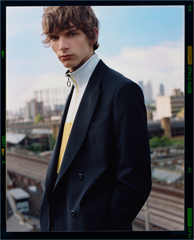 Erik van Gils wears a double-breasted jacket with a track jacket from Zara Man.