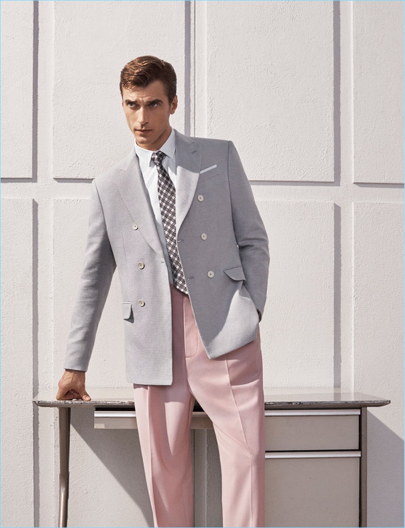 Sporting grigio e rosa, Clément Chabernaud indossa un numero adatto da Zara.