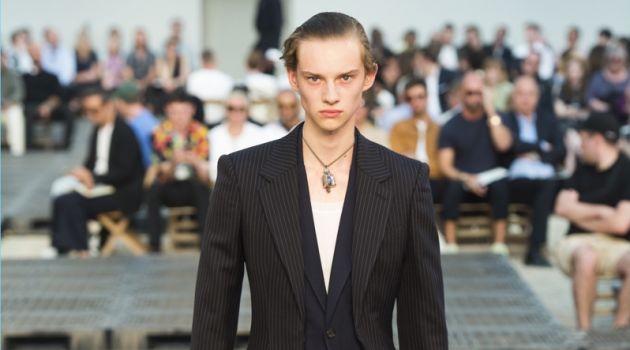 Alexander McQueen Makes a Tailored Proposal with Spring '19 Collection Alexander McQueen Makes a Tailored Proposal with Spring '19 Collection