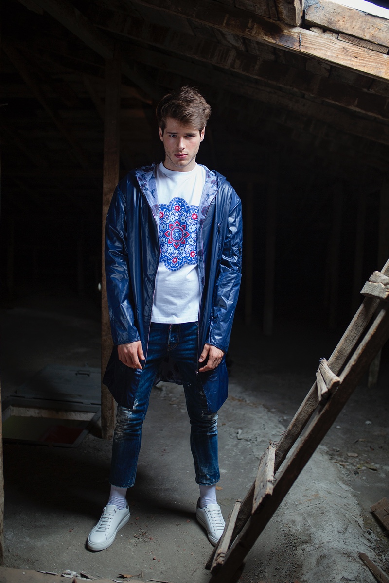 Matheus wears jeans Dsquared2, shoes Incideri, t-shirt and raincoat Gokhanyavas.