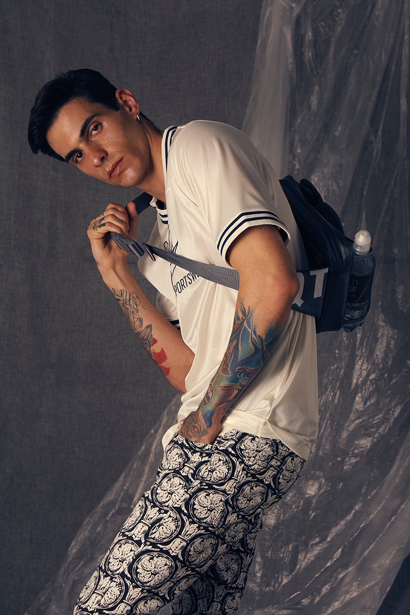 Miguel wears t-shirt Nike, pants Zara, and bag Adidas.