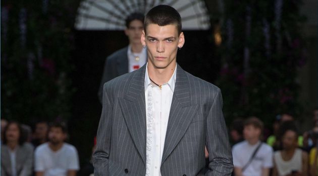 Versace Plays It Clean & Bold with Spring '19 Collection Versace Plays It Clean & Bold with Spring '19 Collection