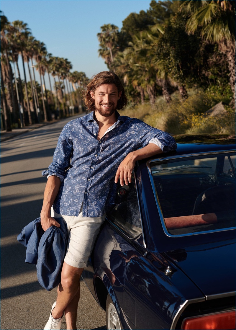 All smiles, Wouter Peelen wears a casual look from Mango Man.