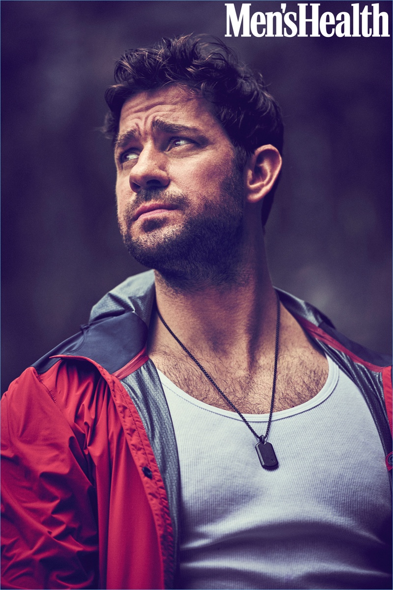 Eric Ray Davidson fotózza John Krasinski-t a Men's Health számára.