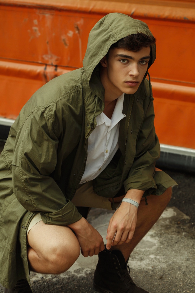 Uri wears bracelet Gucci, boots Armand Basi, shirt, shorts, and parka American Vintage.