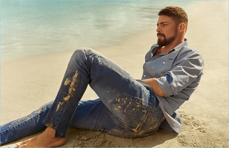 Reuniting with Colcci, Cauã Reymond appears in the brand's spring-summer 2019 campaign.