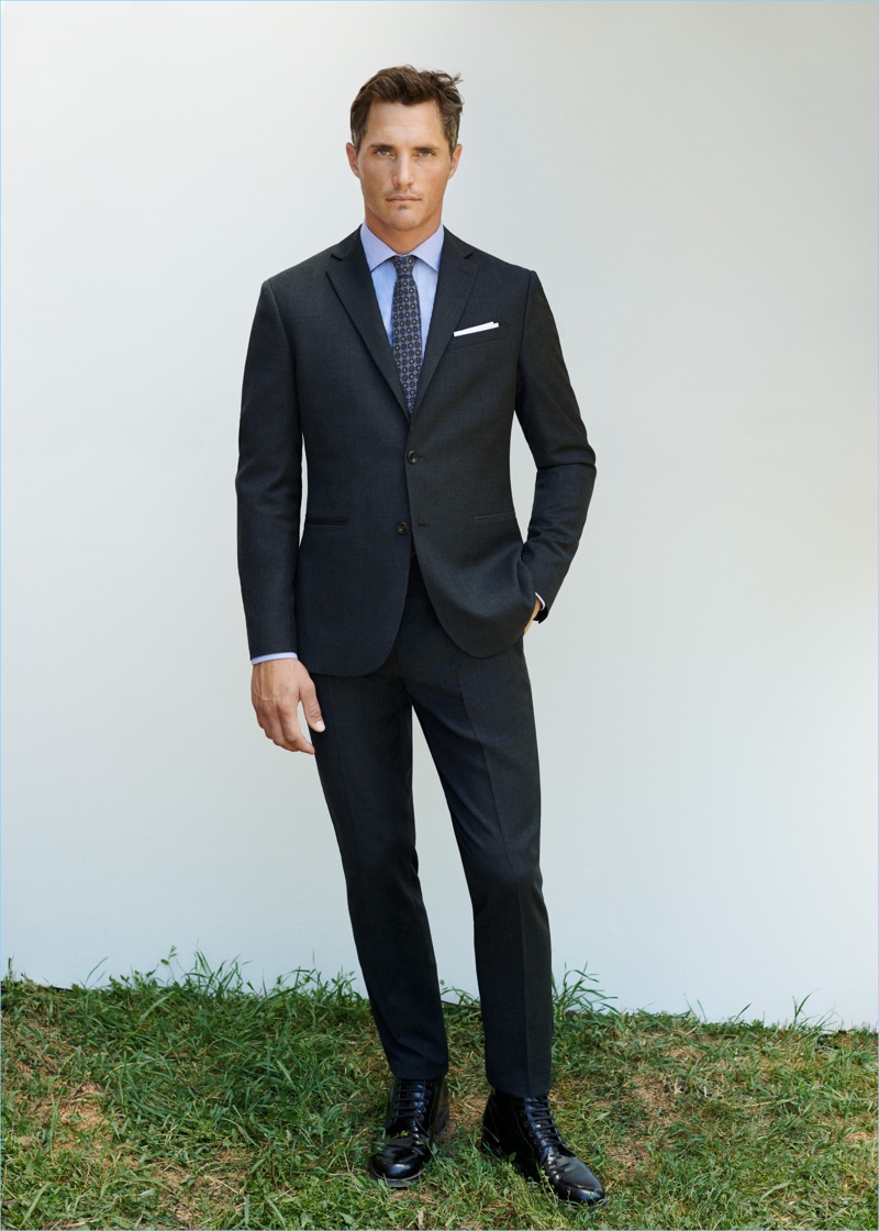 Ollie Edwards dons Mango Man's travel suit in light grey. » Ollie Edwards Takes Mango's Travel Suit for a Ride Ollie Edwards dons Mango Man's travel suit in light grey.